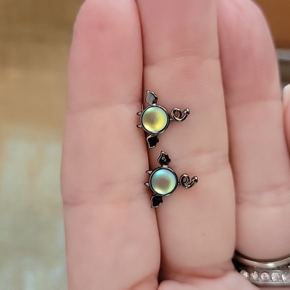 Little Devil Color Shift Stud Earrings, S925 posts - Picture 4 of 8